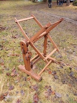 Starý dřevěný navíječ příze ke kolovratu