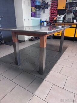 Masivní bukový stůl s nerezovou deskou