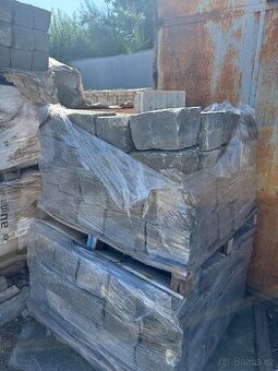 Žulové kostky cca 10×10 cm – cca 120 m², paletované
