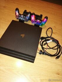 PlayStation 4 PRO, 2 ovladace, dokovací stanice