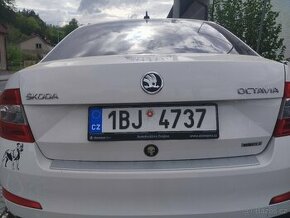 Páté dveře Škoda Octavia 3 sedan bílá Candy