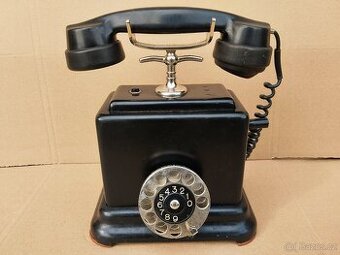 Starý telefon ERICSSON do sbírky, k dekoraci