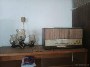 Staré rádio a lustr