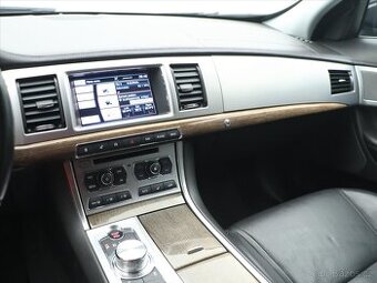 Jaguar XF 3,0 D V6 177 kW Navi DPH (2015)