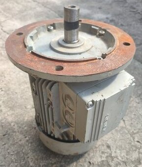 Elektromotor 3 kw 1400 ot./min. Přírubový.