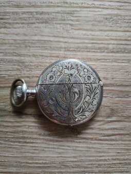 Stříbrný starožitný zapalovač