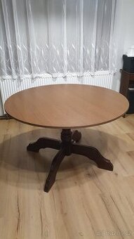 Kulatý jídelní stůl