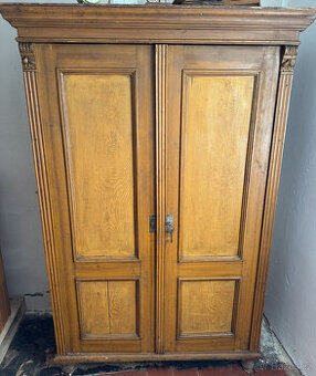 Stará dřevěná skříň