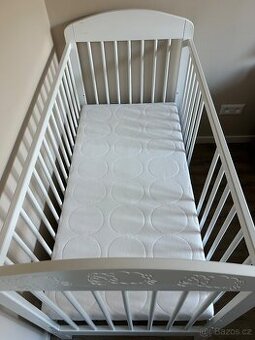 Postýlka s odjímatelnými tyčkami