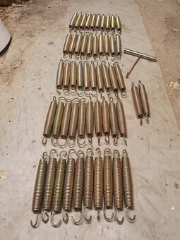 PRUŽINY NA TRAMPOLÍNU