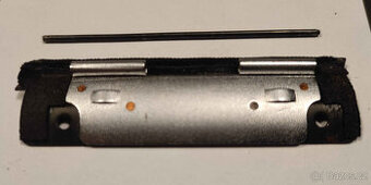 Pentacon Six Pant, závěs dvířek komory