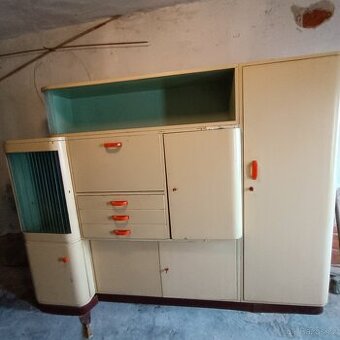 Prodáme starodávnou kredenc v pěkném stavu