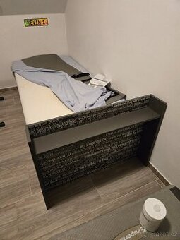 Postel s úložným prostorem a šuplíkem