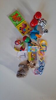 Sada T - žirafa, knížky, rumbakoule, řetěz  aj.