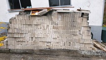 Bílé cihly zhruba 1500 ks
