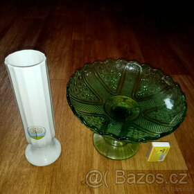 Prodám staré sklo,bílá váza DUX a zelený nástolec lesní sklo - 1