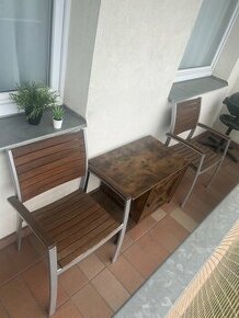 Stůl s domečkem pro kočky a zahradní židle