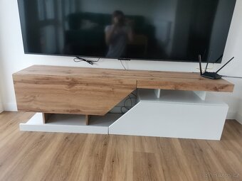 Skříňka pod TV