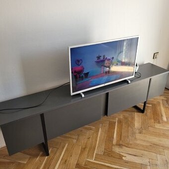 Elegantní TV komoda v šedé barvě