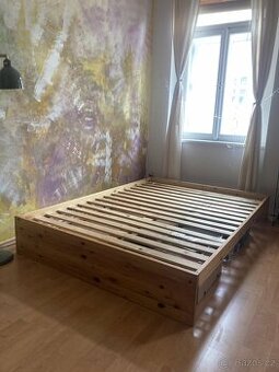 Dřevěná postel s roštem