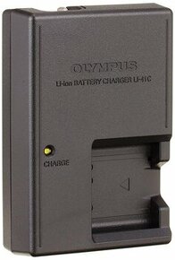 OLYMPUS nabíječka + akumulátory - 1