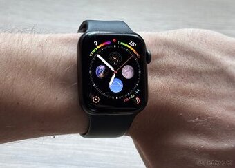 Apple Watch SE 44mm GPS Temně inkoustová- pěkný stav.