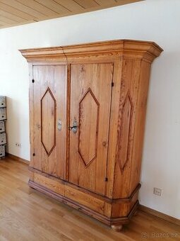 Krásná starožitná skříň po renovaci top stav