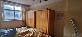 Historická ložnice - kompletní sestava starého nábytku