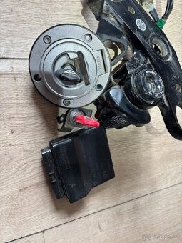 Sada zamku vcetne ridici jednotky na Yamaha R1 04-06 Rn12
