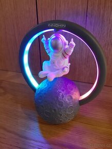 Bluetooth reproduktor levitující Astronaut