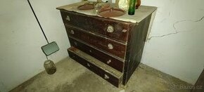 Stará komoda s šuplíky