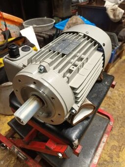 Elektromotor přirubový