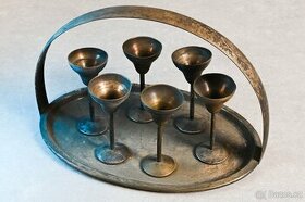 Alpakové pohárky na stopičce a tácek s madlem.