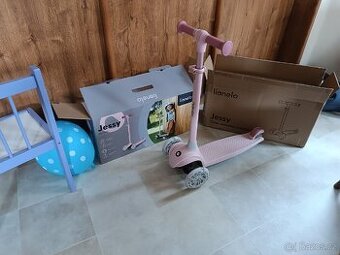 Dětská koloběžka se třemi blikajícími kolečky