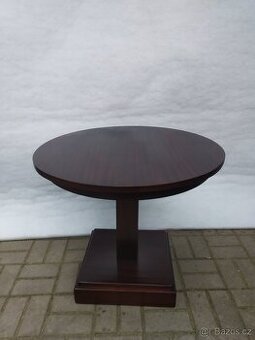 Konferenční stolek po renovaci.