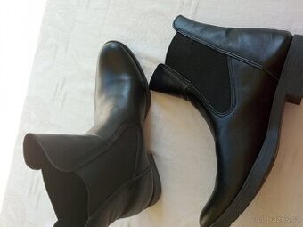 Černá dámská kotníková obuv