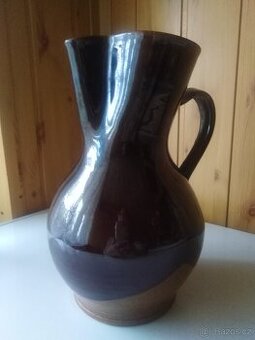 Velký keramický džbán.