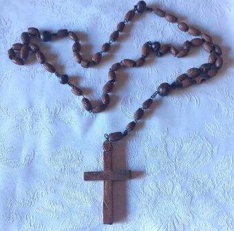 Růženec dřevěný s klokočím a dřevěným křížkem Z jeruzaléma