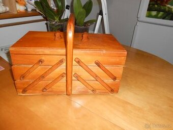 RETRO kazeta na šití malá - rozměr foto - použitá - má vady