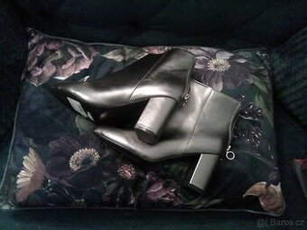 Krásné polo-kozačky stříbrné na podpatku, v.40, NOVÉ