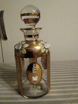 Stará skleněná dóza zdobená smaltem.