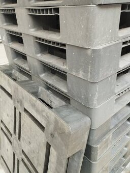 Plastové palety rozměr 110x110x14 cm