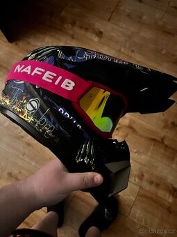 HELMA NA MOTOKROS S BRÝLEMI.