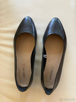 Černé lodičky u umělé kůže na nízké platformě, vel. 38