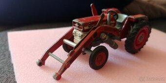 Starý model traktoru