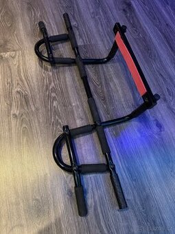 Multifunkční závěsná hrazda samovzpěrná