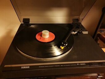 Gramofon Yamaha P220