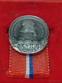 Odznak zasloužilý učitel, v etui.