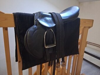 Uzdečky a sedlo