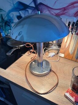 Chromovaná lampa funkcionalismus